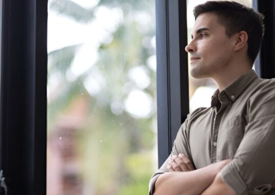 Psychology says people who’ve learned to need very little from others aren’t emotionally unavailable